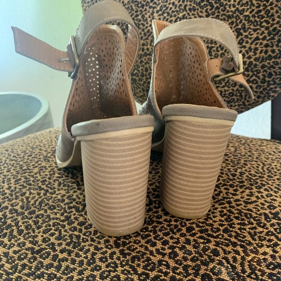 Jelly Pop Women's Laser Cut Peep Toe Low Heeled Sandals - Picture 5 of 7